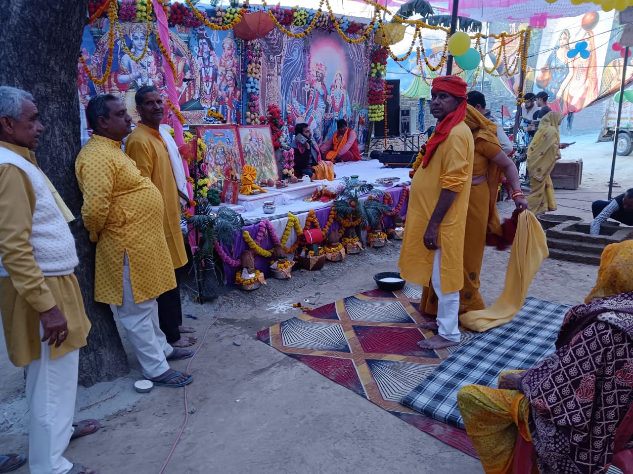 कलश यात्रा निकालकर खड़गपुर में शुरू हुई भागवत कथा